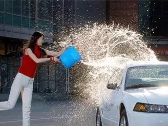 夏天這樣洗車會傷車漆，你知道嗎？